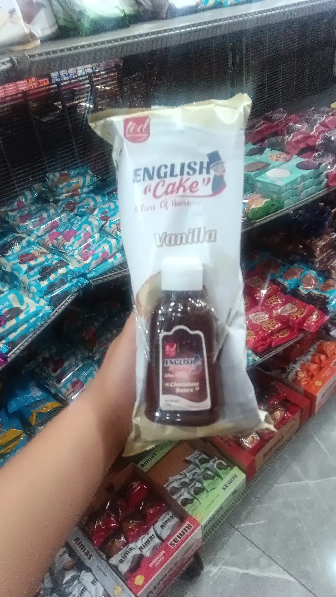 [3007780349] English cake vanilla+chocolate sauce